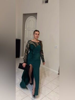 Elegant Emerald Green Evening Gown with Sheer Sleeves